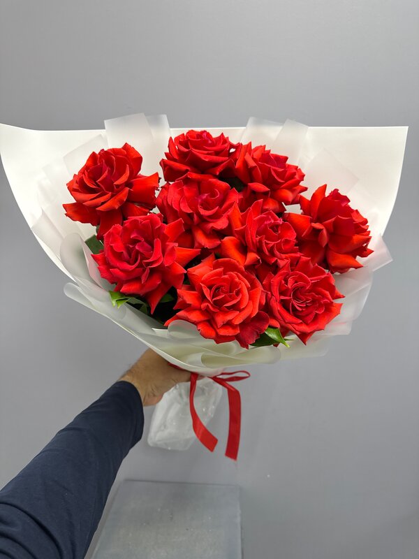 Букет из 9 алых французских роз