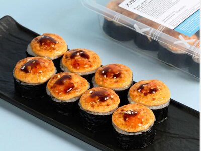 Ролл запеченный с курицей с соевым соусом