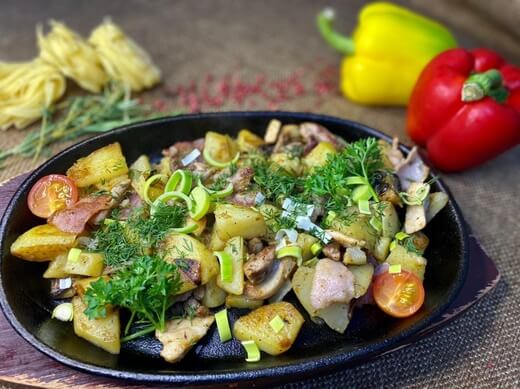 Жаркое на сковороде с курицей и свининой