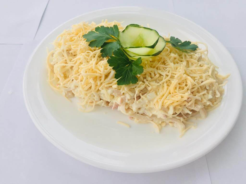 Салат из кальмаров с сыром,яйцом-банкет!