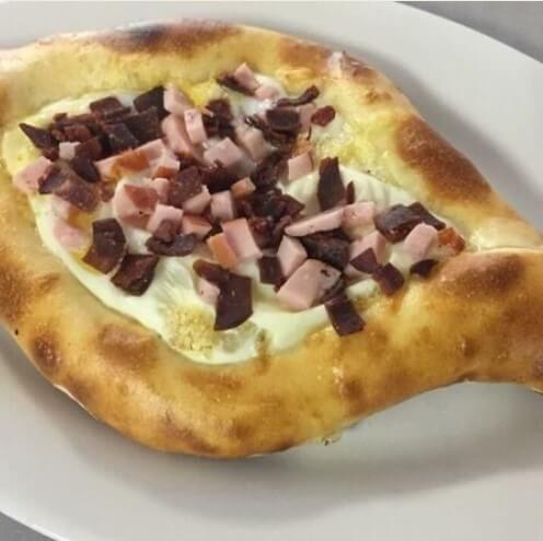 Аджарский хачапури с беконом и бастурмой