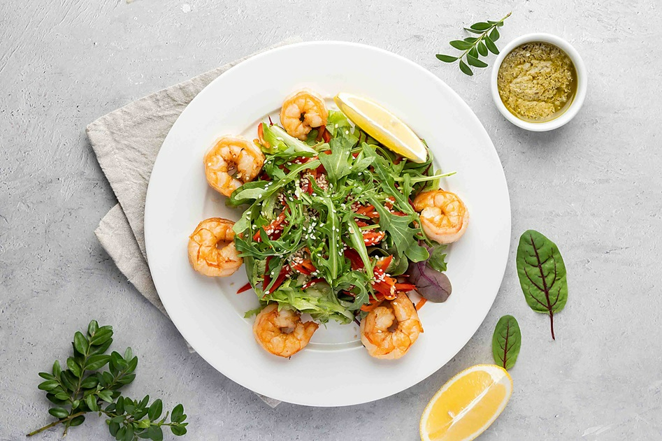 Салат с креветками и рукколой