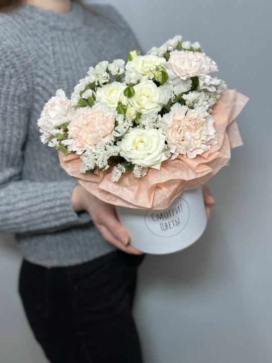 Кремовые диантусы, белые кустовые розы и статица в коробке