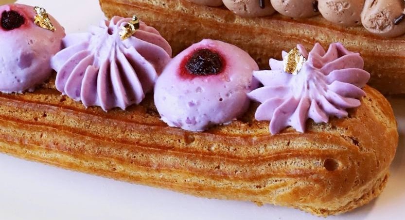 Эклер черная смородина