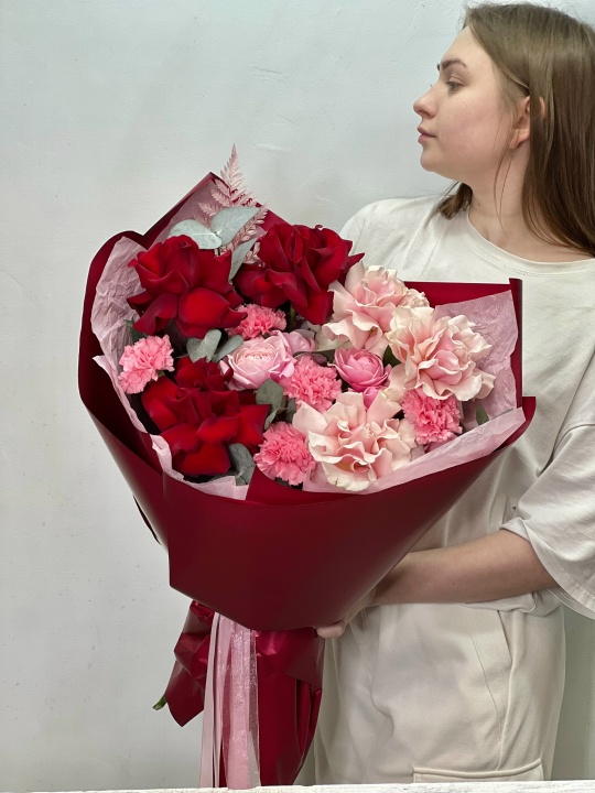 Букет с красными французскими розами ,кустовыми пионовидными розами ,диантусами