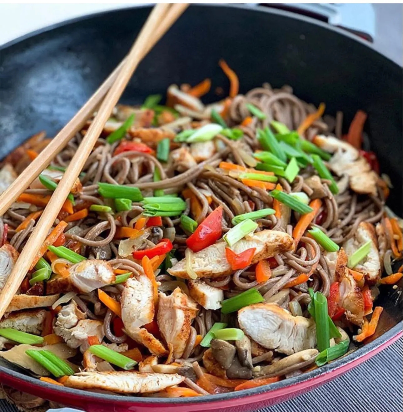 Соба с курицей и овощами 