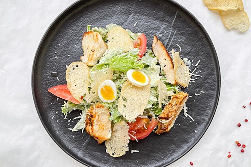 Салат Цезарь с курицей