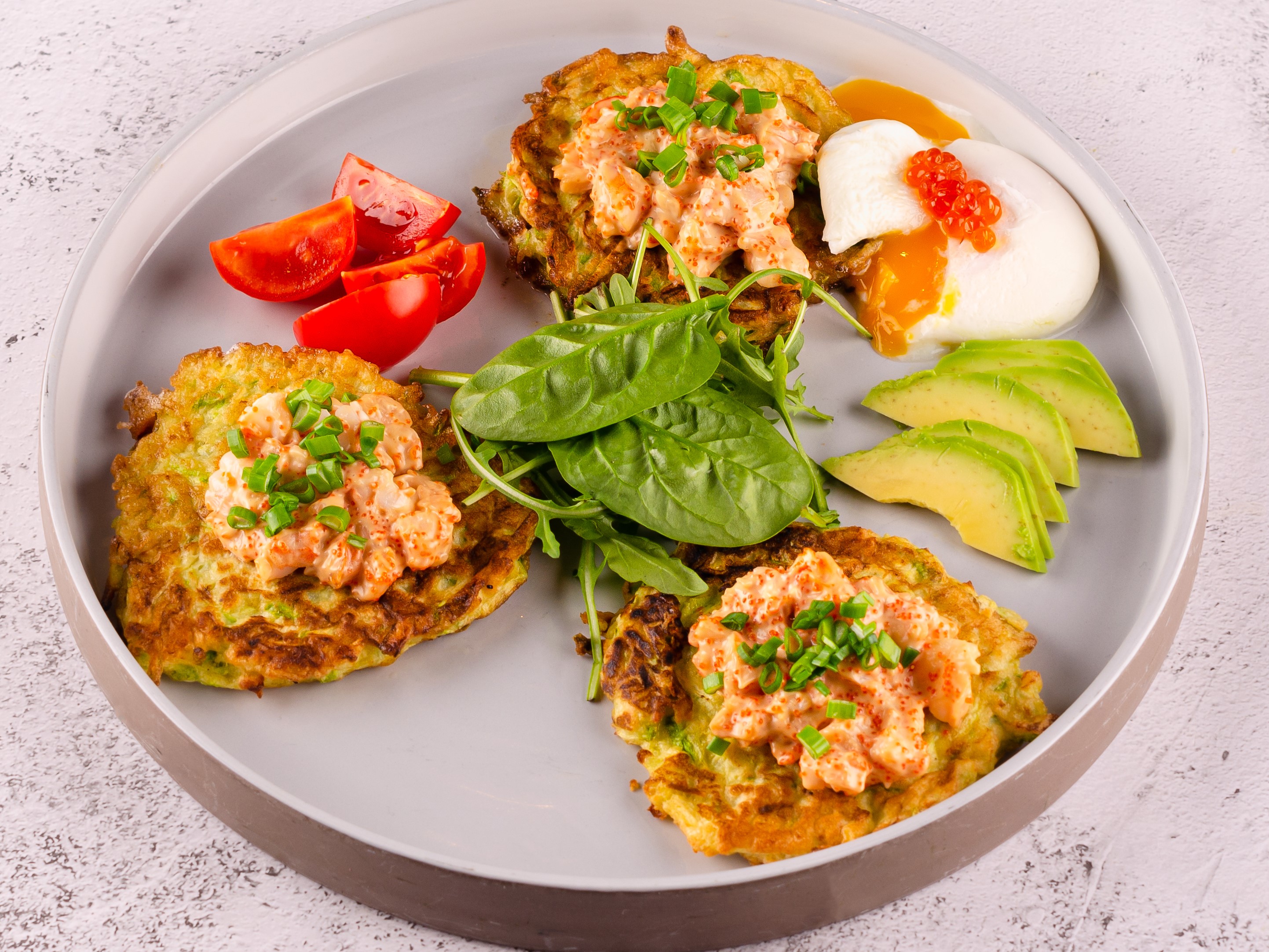 Оладьи из цукини с креветками и красной икрой