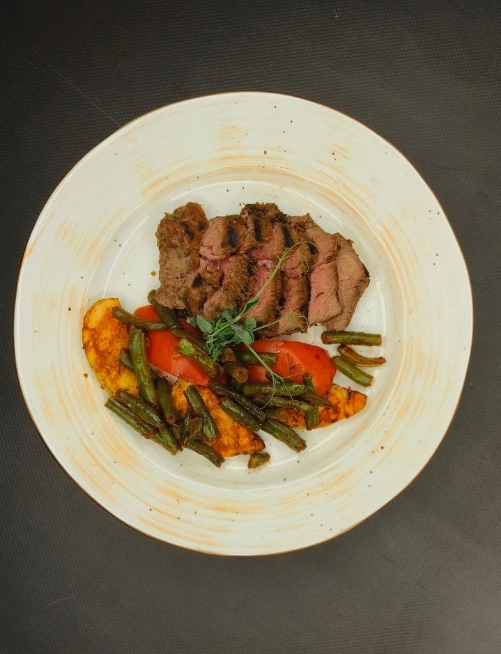 Фланк стейк из говядины с овощами гриль.