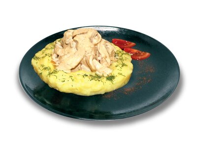 Бефстроганов из курицы с грибами на картофельной подушке