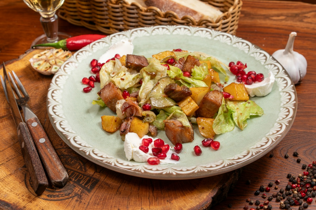 Теплый салат с бужениной и беконом