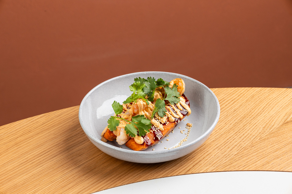 Запеченный батат, креветки, соус терияки