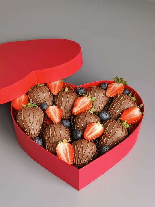 Сердце с клубникой в шоколаде и голубикой