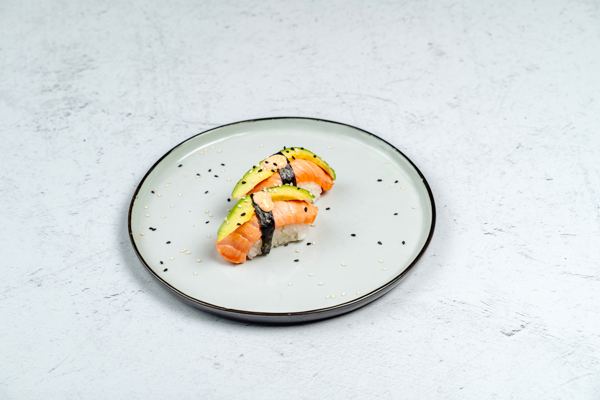 Суши с опаленным лососем и авокадо