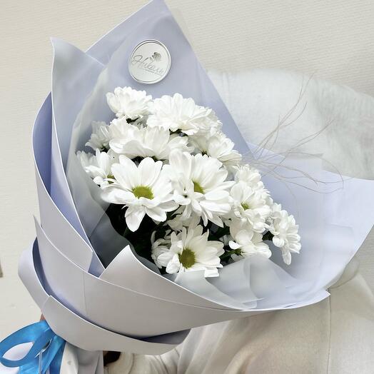 Букет «Комплимент» из ромашковидных хризантем