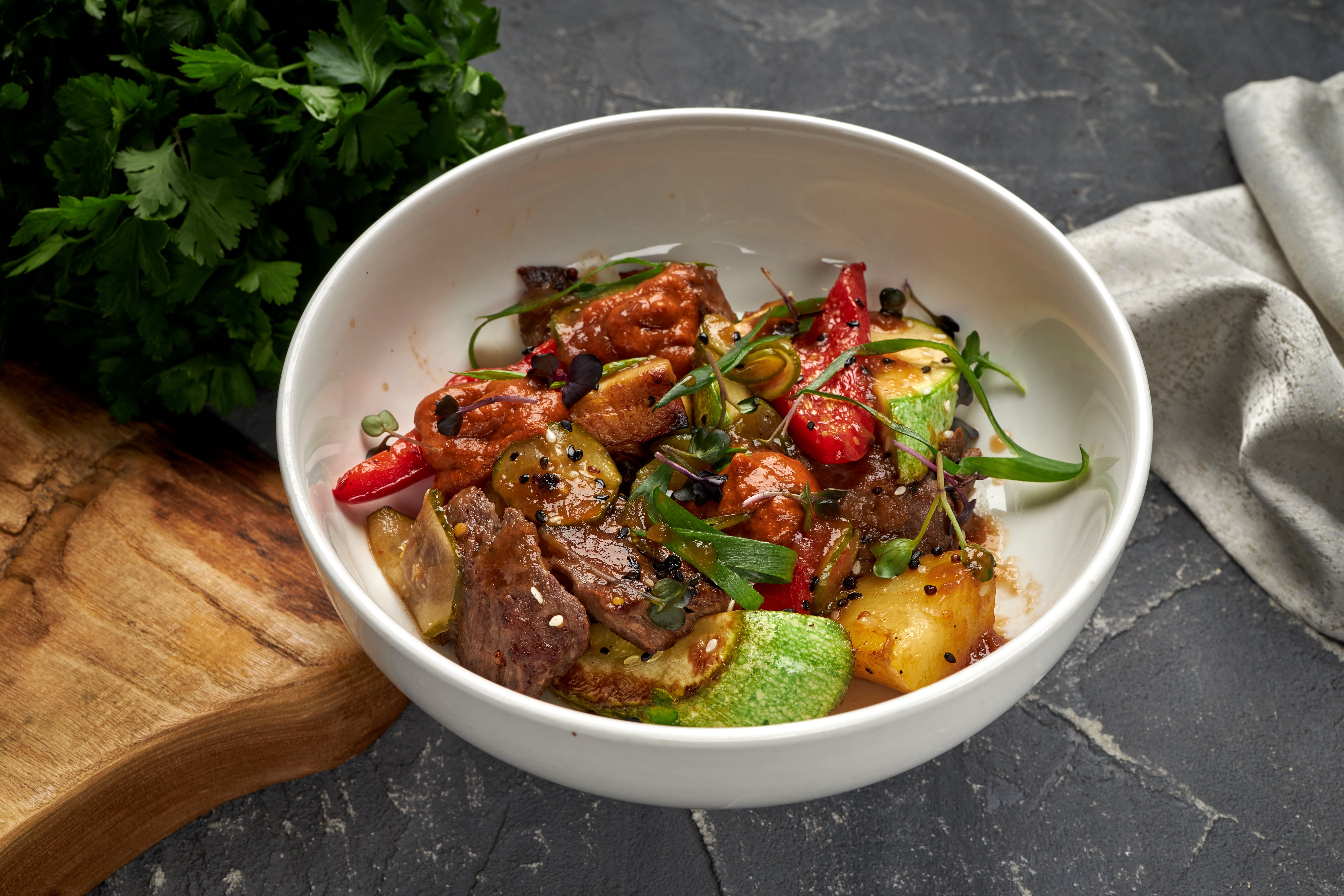 Стейк салат с овощами