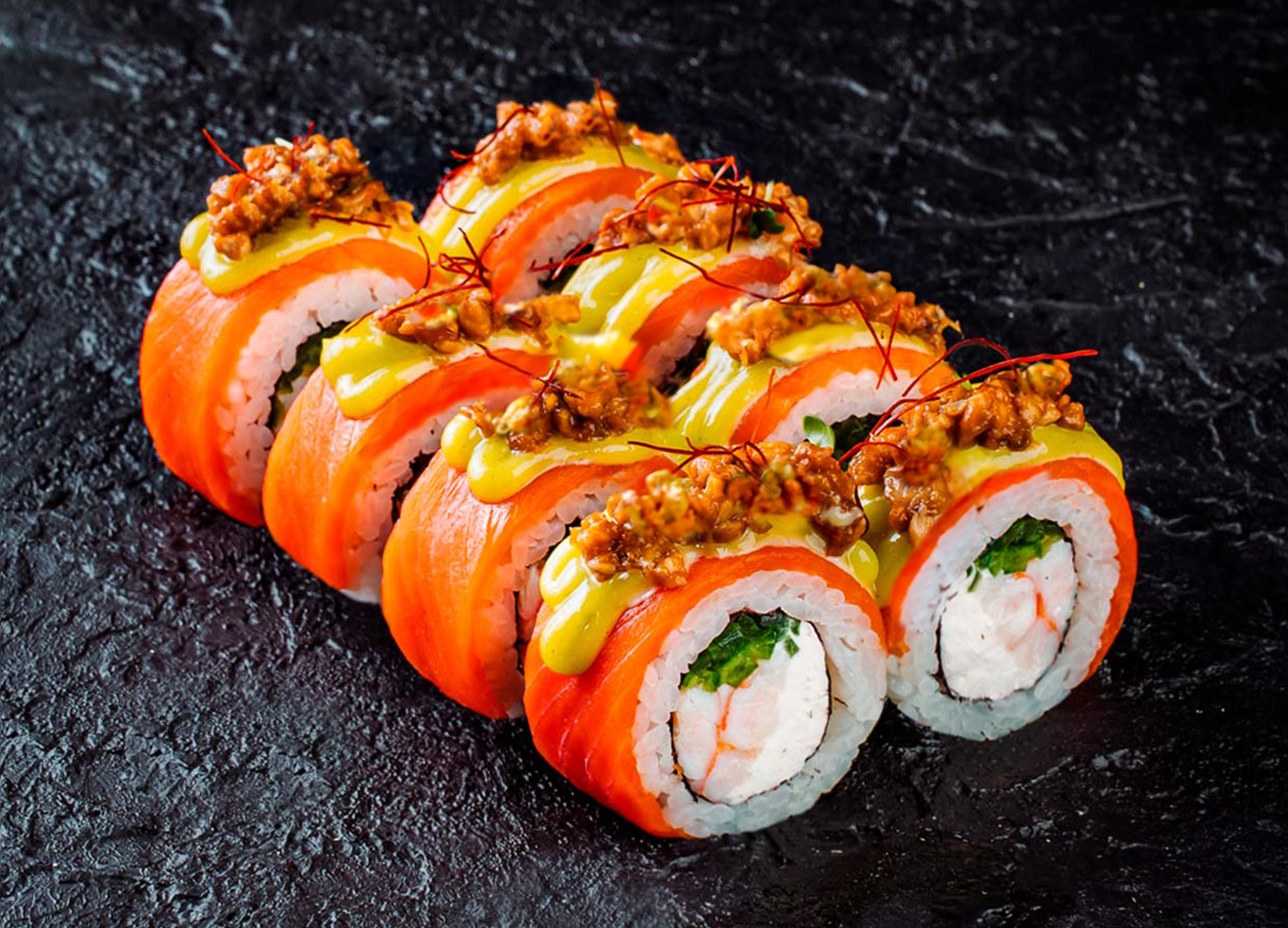 Ролл Гранд Гурмэ с креветкой, лососем и угрём