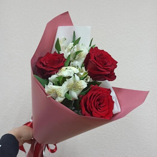 Комплимент из роз и альстромерии
