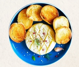Сыр бри запечённый с гренками