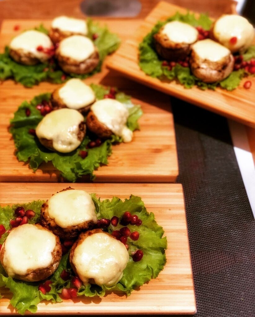Шампиньоны фаршированные с курицей