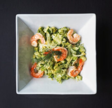 Салат из авокадо с тигровыми креветками