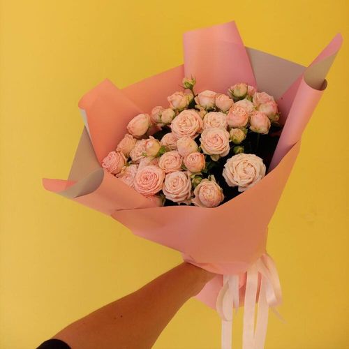 Шикарный букет из пионов кустовых роз