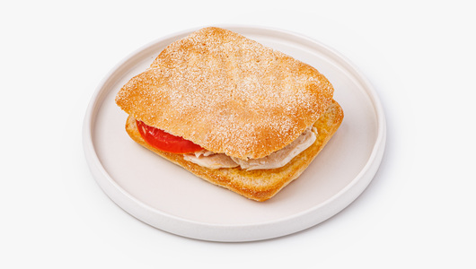 Мини-чиабатта с курицей, моцареллой и соусом острый Чили, кафе