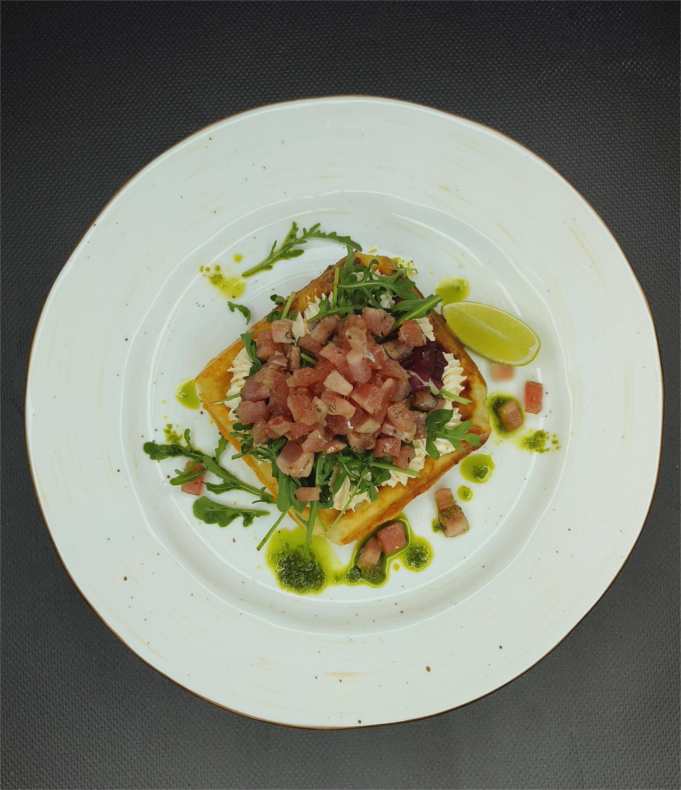 Сырная вафля с тунцом