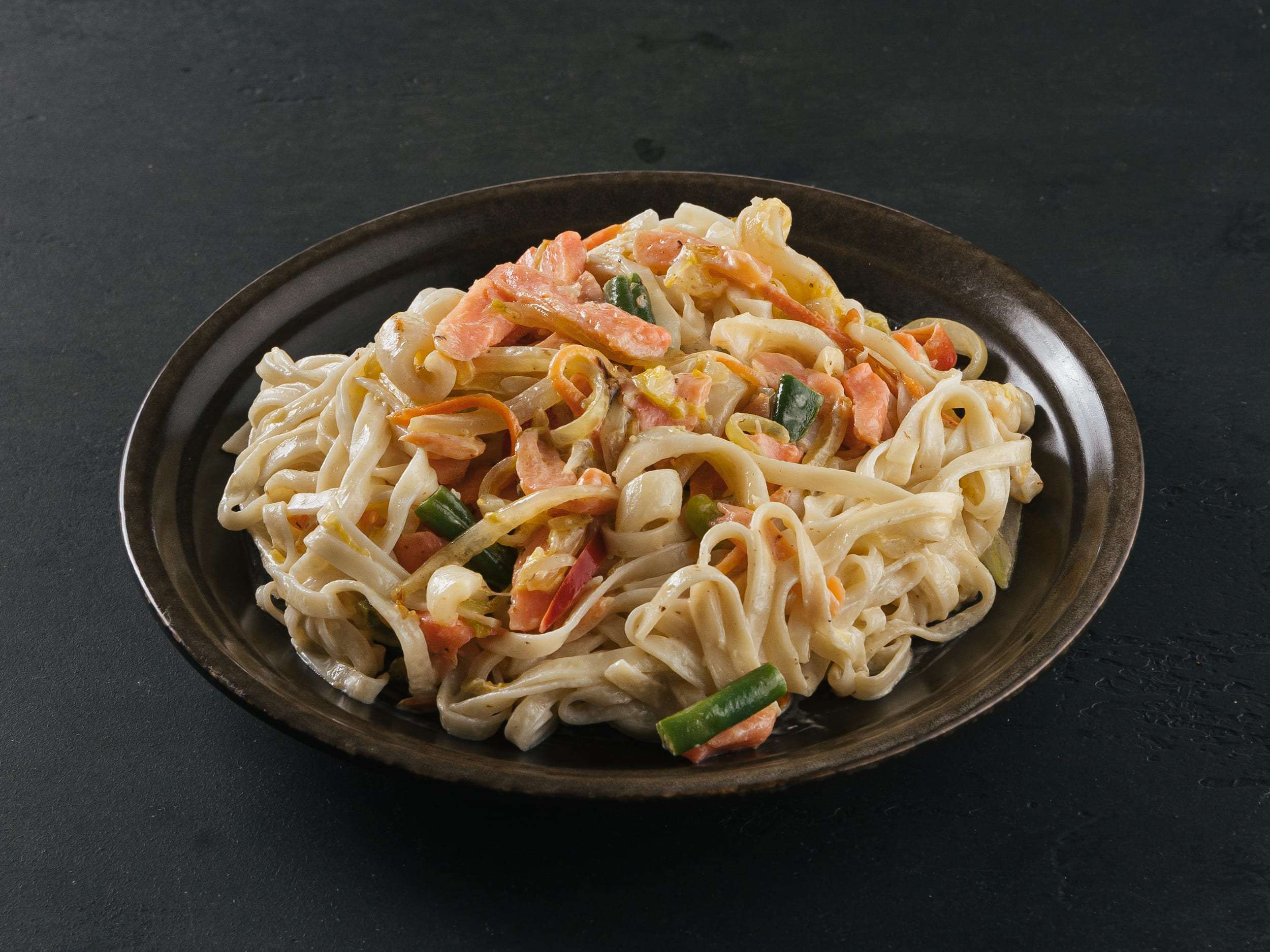 Wok с лососем и кальмаром под сливочным