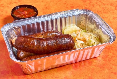 Колбаски гриль с маринованным луком