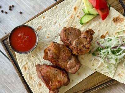 Свиная шея с овощами и соусом