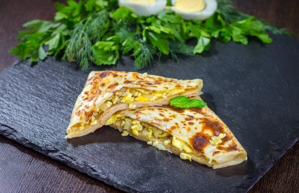 Блин с жареной капустой и яйцом