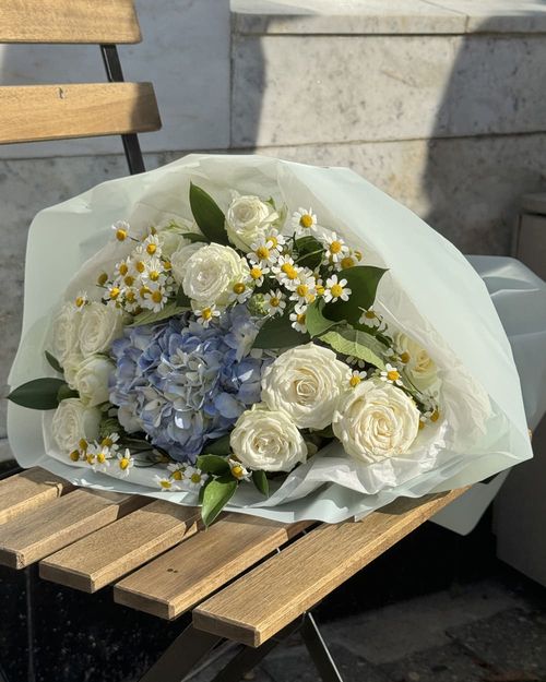 Букет из гортензий, роз и танацетума