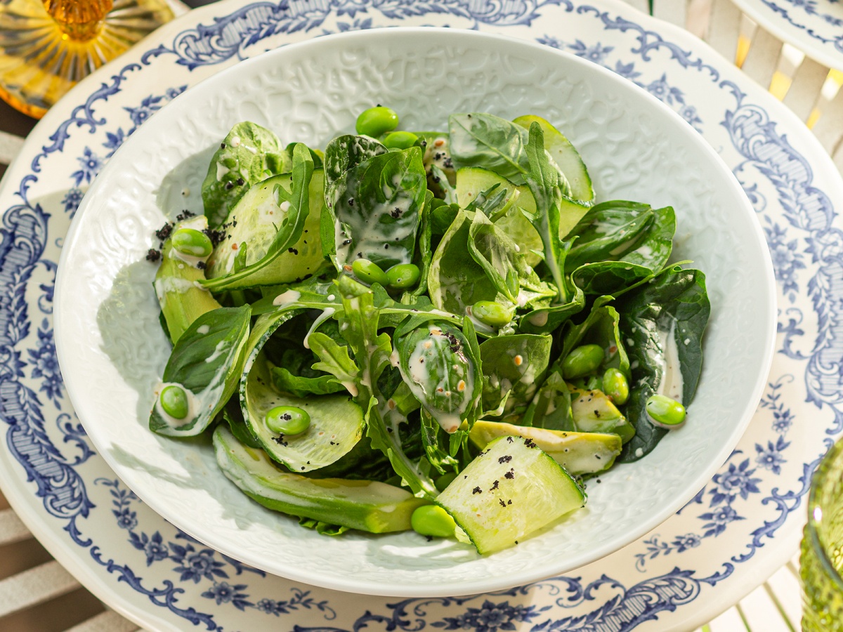 Зелёный салат с ореховым соусом