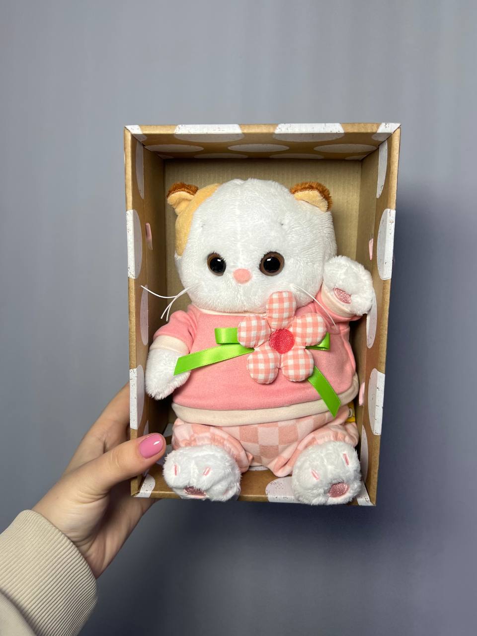 Ли-Ли Baby в свитшоте с цветком