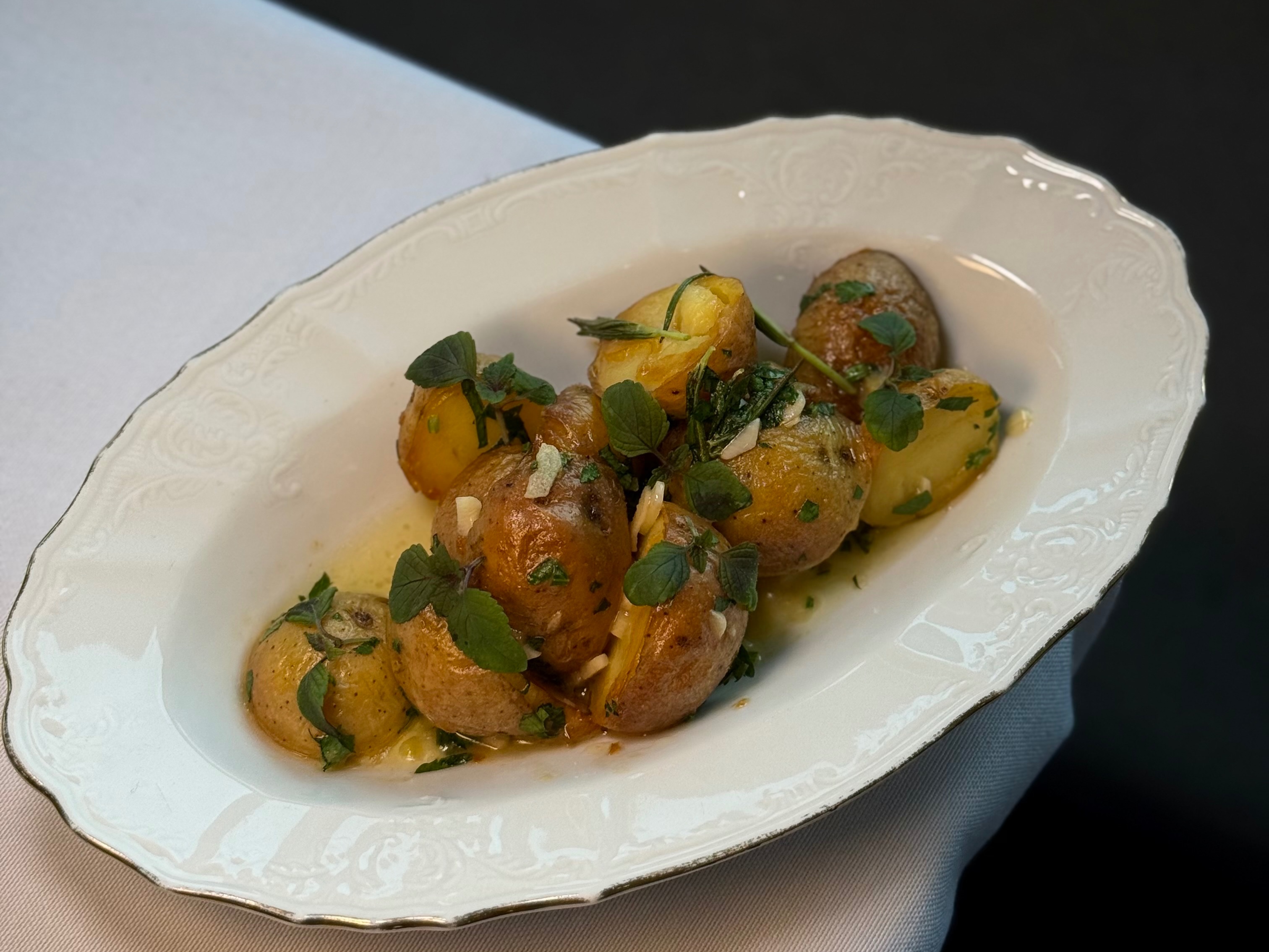 Молодой картофель с травами и чесноком