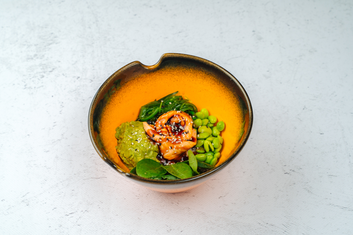 Боул с опаленным лососем и авокадо