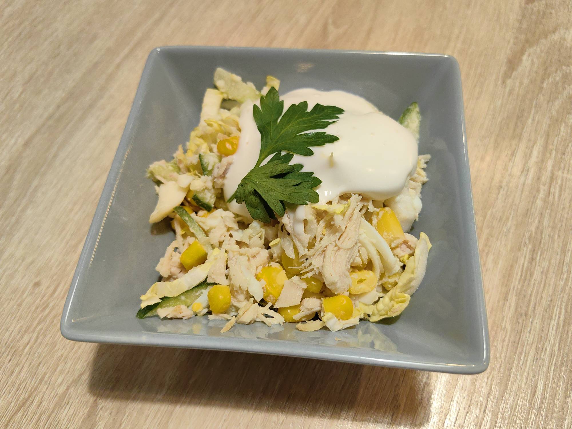 Салат из куриного филе с овощами