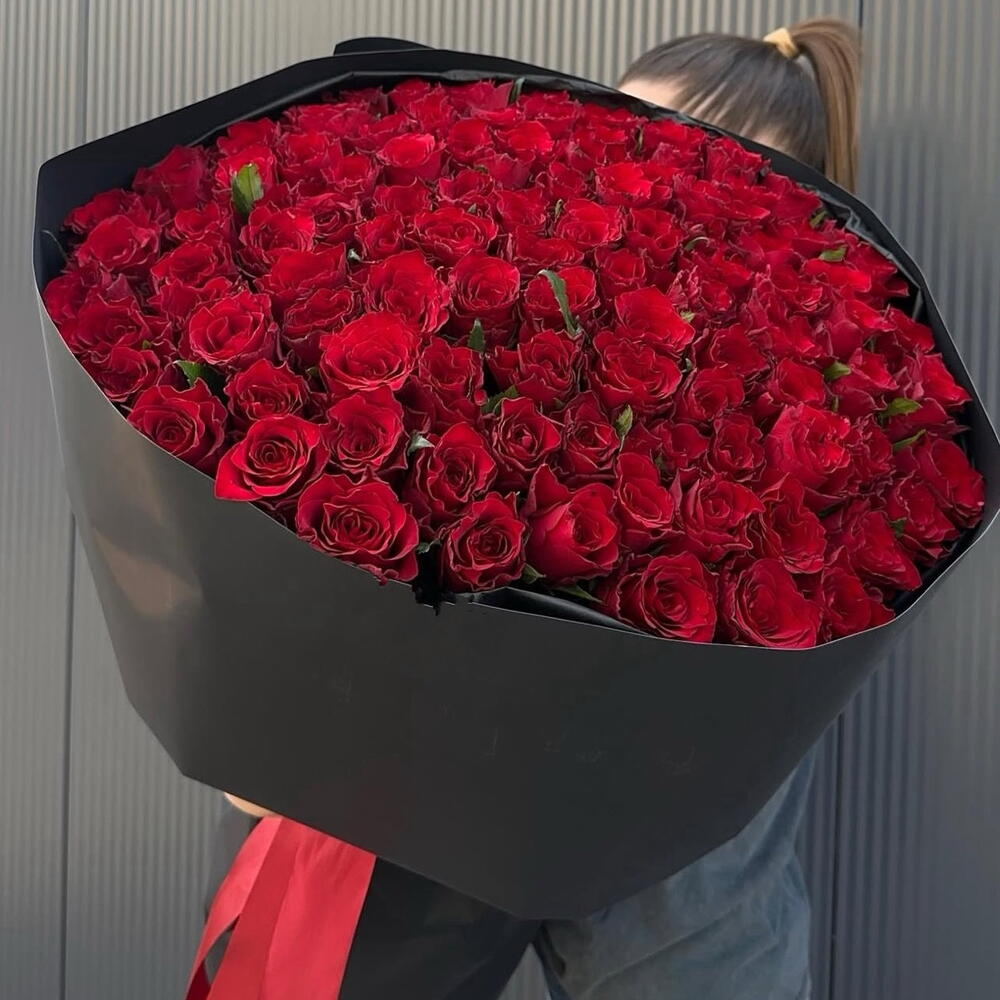 101 Роза в черной упаковке стильно