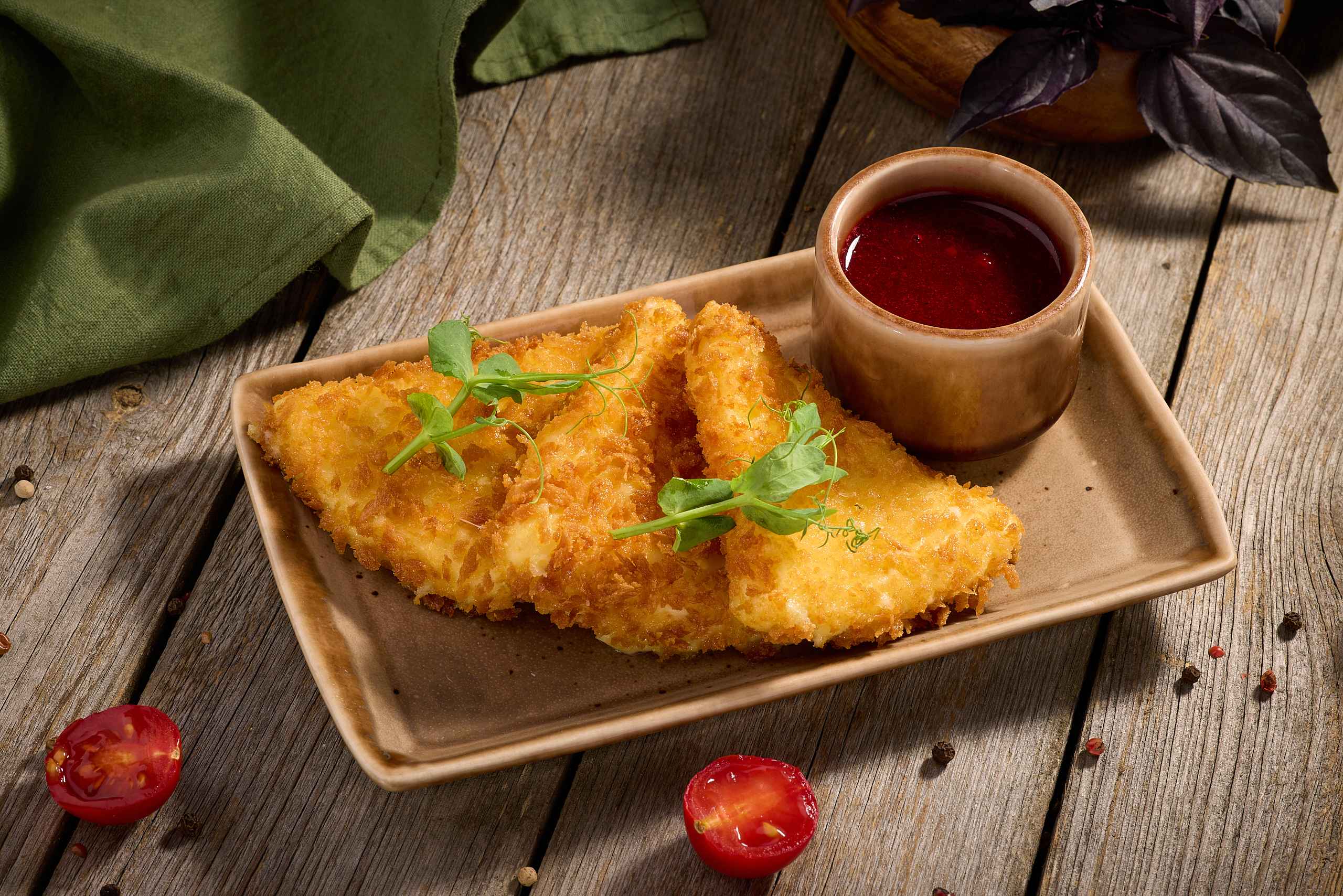 Сыр Сулугуни с брусничным соусом