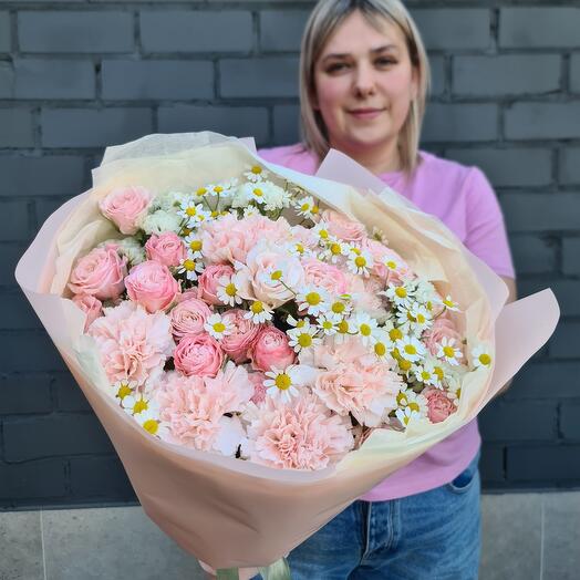 Букет с кустовыми розами и ромашкой 