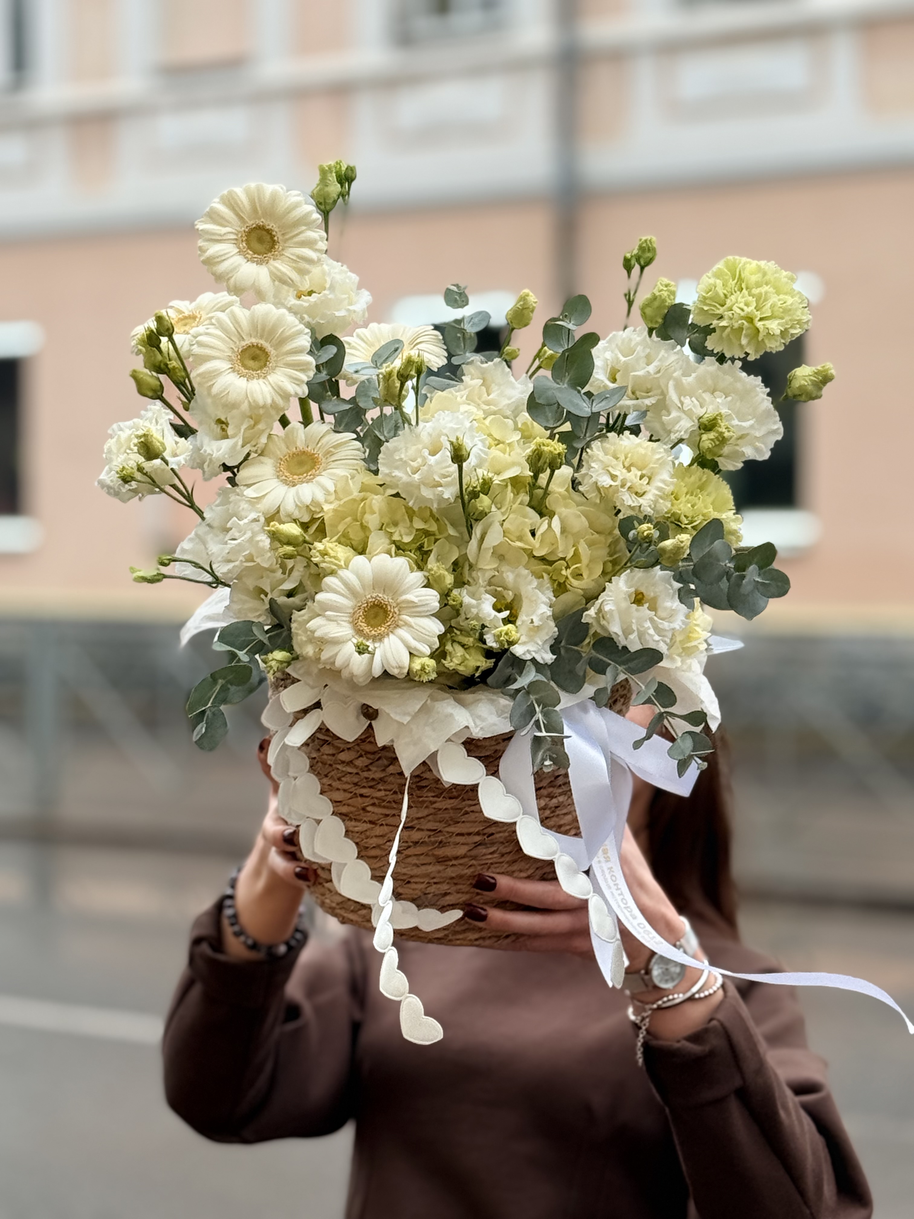 Корзина с гортензией, эустомой, герберами и эвкалиптом