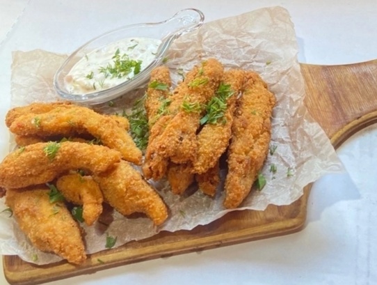Стрипсы из курицы и свинины с соусом тар