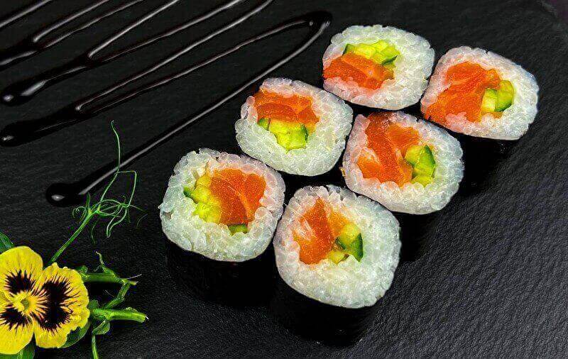 Маки с лососем и огурцом