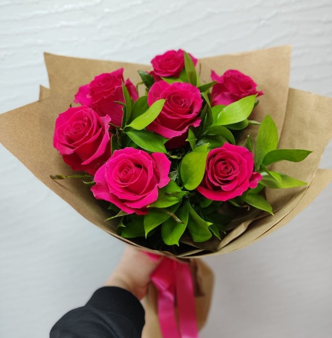 Букет роз с зеленью