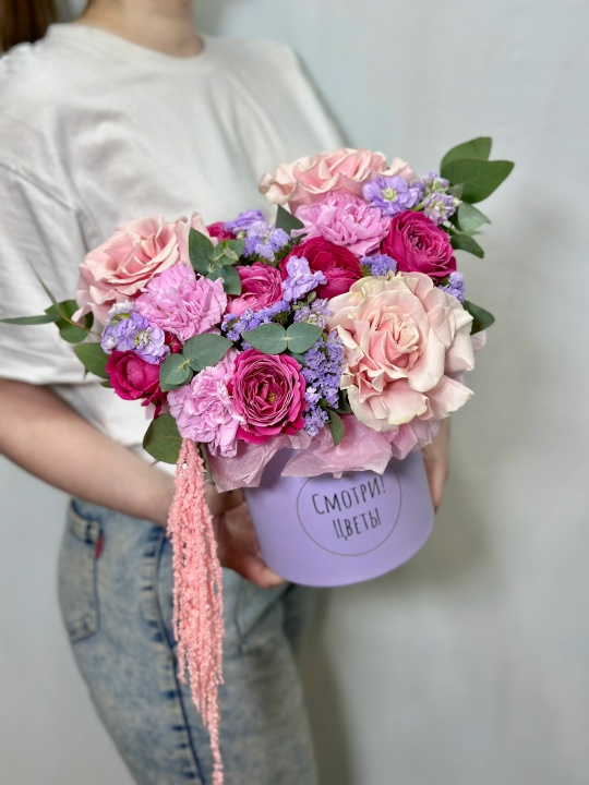 Коробочка с французскими розами ,кустовой пионовидной розой ,маттиолой и эвкалиптом