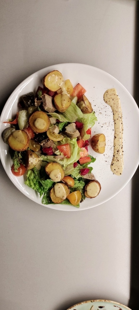Салат с пряной бужениной и маринованными овощами