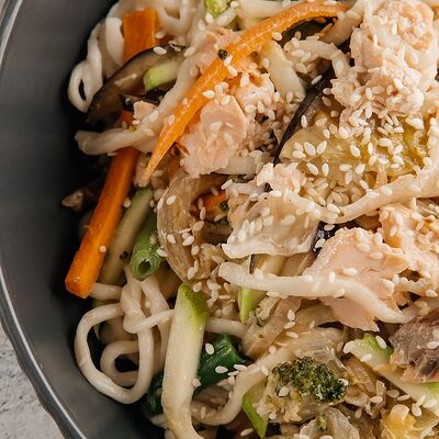 Wok с лососем (пшеничная)