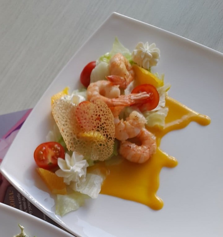 Салат с креветкой и сливочным сыром