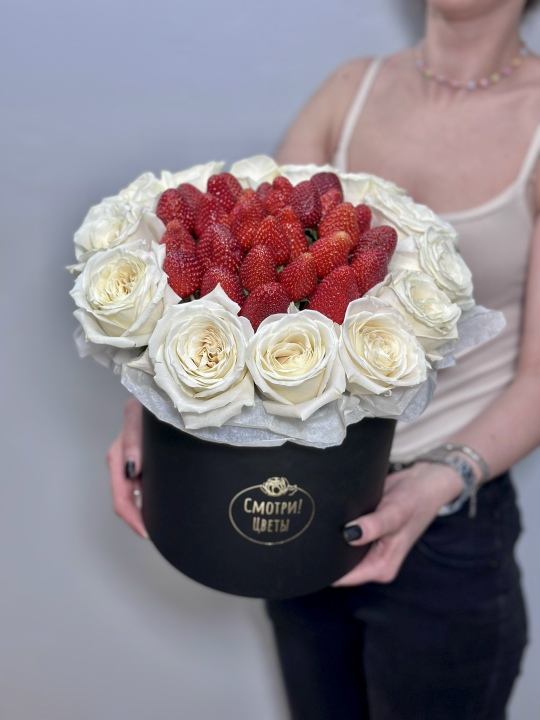 Коробка с розами и клубникой
